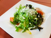 千葉県一宮町産の無農薬野菜、二種類のマルヒメレタスとフリルレタスを使用した、朝採れ直送のシャキシャキサラダです。
フレンチドレッシングとパルメザンチーズを使用しています。