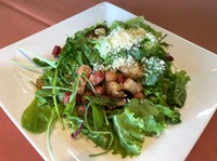 カリカリのベーコンとクルトンが入った、シーザーサラダ。お子様にも人気です。