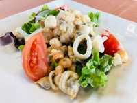 魚介類がたっぷり入ったサラダです。フレンチドレッシングでお召し上がりください。