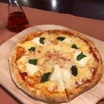 ピッツアの定番。トマトソース、ミックスチーズ、モッツァレラ、バジル入り。