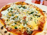 アサリ、海老、イカなどの魚介類が入ったピッツア。