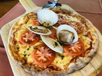 九十九里浜で水揚げされた、大きいハマグリを二個のせたピッツァ。