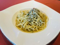 国産のシラスを使用したペペロンチーノです。ガーリックがきいています。