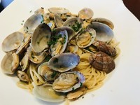 アサリを贅沢に使用し、旨味をパスタに絡ませました。