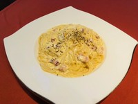 炭焼き職人風という意味のパスタなので、黒胡椒が降りかかっています。スパイス苦手なお子様は、お申し付けください。