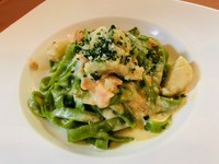 サーモンと帆立の黄金コンビを、ほうれん草を練り込んだ生パスタで絡めました。モチモチモチした食感がたまりません。