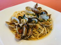 アサリを贅沢に使用し、旨味をパスタに絡ませました。