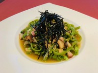 お子様にも人気の和風パスタです。一口食べるたび、箸がすすみます。ほうれん草を練り込んだ生パスタで絡めました。モチモチモチした食感がたまりません。