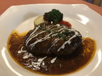 スタッフ一押しのハンバーグです。ふんわりふっくらしたハンバーグを、デミグラスソースでお召し上がりください。