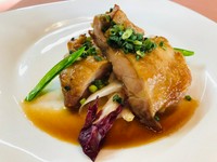 肉厚のモモ肉を使用、皮目をパリッと焼き上げました。ジンジャーソースで、ご飯がすすみます。