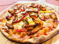 窯で焼いたチキンをのせた、香ばしいインド風ピッツァです。モチッとした食感がたまりません。