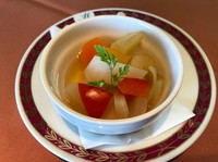 玉葱、パプリカなどが入ったピクルス。お酒のお供に…。