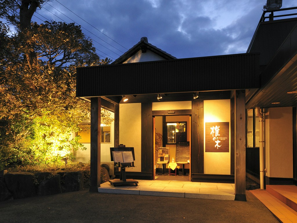 Hotel＆Restaurant 椎の木の入口です。