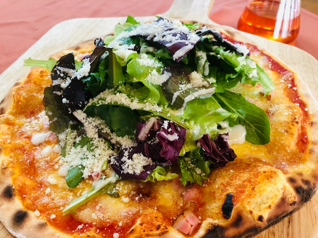 石窯で焼き上げるpizzaは、椎の木で人気です♬