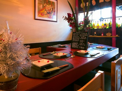 赤を基調とした店内はお花もあしらわれお洒落な雰囲気です