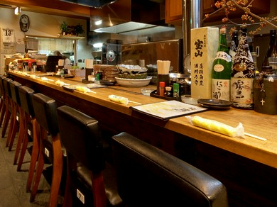 カップルに人気のカウンター席で、こだわりのお酒を堪能！