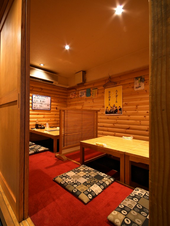 掘り炬燵席で足を伸ばしてごゆっくりとお寛ぎ下さい。