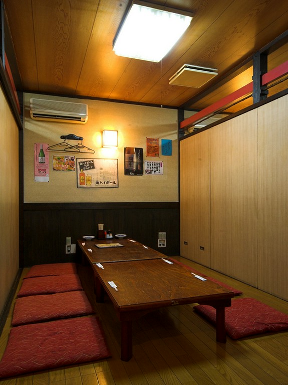 2階には個室席もご用意しています。