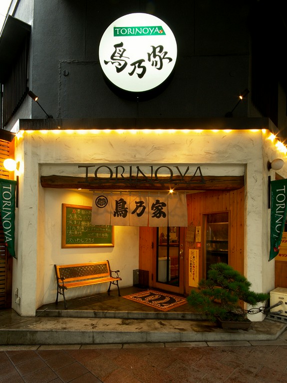 本通りに面した交差点の角にございます。