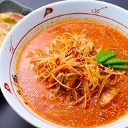 みそ源不動の人気メニュー、辛さとネギの歯ごたえは、一度食べたら忘れられないことまちがいなし!!