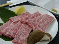 三角バラ部分だけを使用。肉質が良く脂のさしの入り方は見事。食べると甘い肉汁が溢れます。