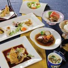 国産の食材、地産の山の幸を生かしたシェフ手製の料理を堪能