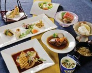 ◇前菜５品、
◇御造り
◇天ぷら、
◇魚料理
◇肉の煮込み、
◇手造り豆腐
◇御寿司、
◇うどん、茶碗蒸し