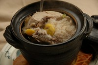 鶏肉にもち米や赤ナツメなどを詰めてじっくり煮込んだスープ。滋養強壮、美肌効果バツグン！心から温めます。