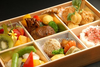 梵珠庵特製　松花堂弁当　２０００円～５０００円