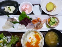 旬のお造り盛り合わせメインのお膳です
お造り盛り合わせ・イクラ丼(小）・お味噌汁・漬物・小鉢２品・サラダ・甘味・ドリンク１杯付