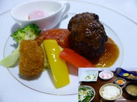 那須黒毛和牛100％自家製ハンバーグがメインのお膳です
選べるご飯（白米・玄米・中華粥）・お味噌汁・漬物・小鉢２品・サラダ・甘味・ドリンク１杯付