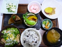 本日のお肉とお魚のお料理が両方付いた梵珠庵おすすめのお膳です
選べるご飯（白米・玄米・中華粥）・お味噌汁・漬物・小鉢２品・サラダ・甘味・ドリンク１杯付