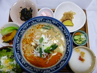 黒胡麻坦々麺と本日の中華１品がメインのお膳です
選べるご飯（白米・玄米・中華粥）・漬物・小鉢２品・サラダ・甘味・ドリンク１杯付