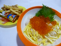 キッズイクラ丼・鶏唐・ポテト・お菓子
飲み放題のドリンク付（お子様に限り）