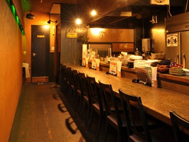 深夜4時まで営業。カウンターでゆっくりデート