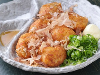 自慢のたこ焼きは＋100円で様々なトッピングが楽しめます。