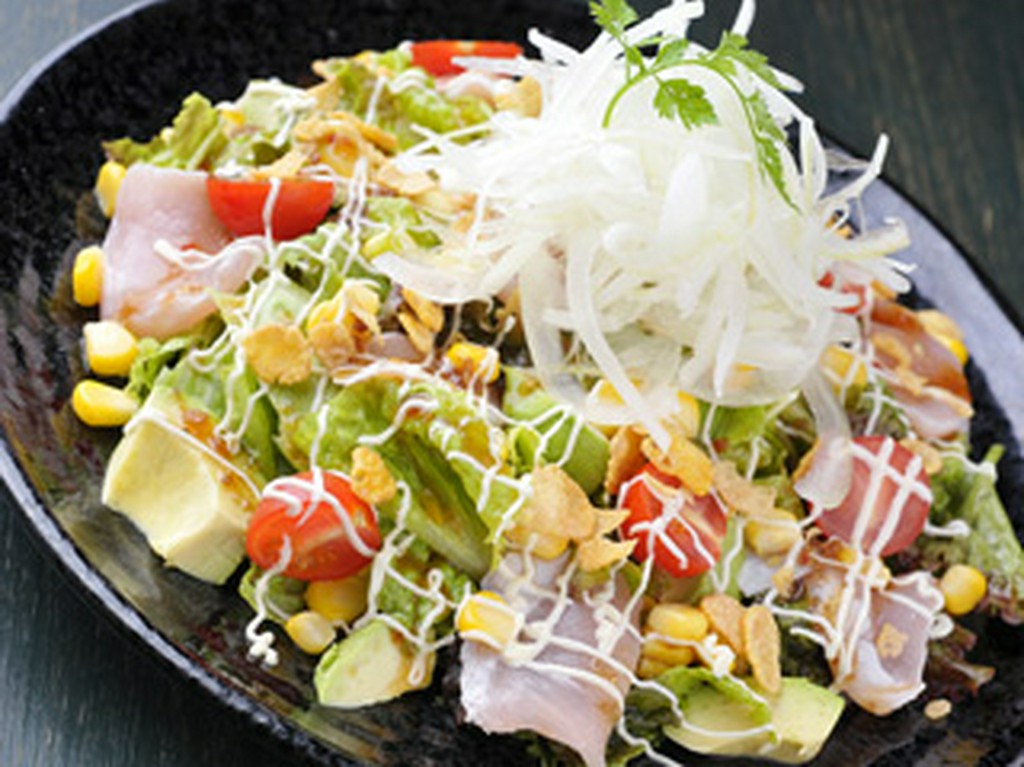 女性に人気の一品「アボカドサラダ」