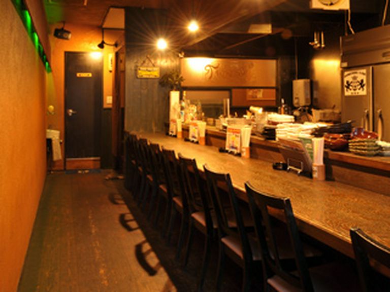 お一人様でも気軽に立ち寄れる落ち着いた雰囲気の店内