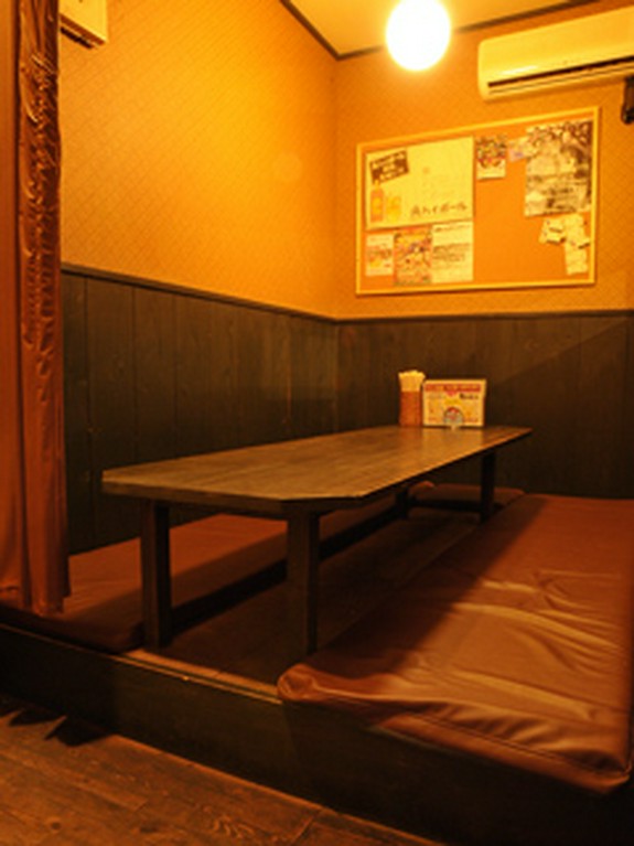 奥のお座敷個室は友人同士の飲み会にも最適。