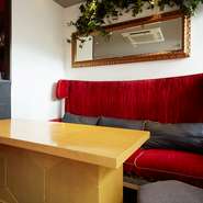 ■半個室ソファ席■真っ赤なソファが目を惹く！特別な時間もここで