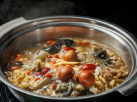 疲れ気味のときなどに味わうリピーター客が多い名物の一つ。栄養に富むすっぽん鍋に、竜眼・クコの身・ナツメ・ハスの実・高麗人参・きくらげなどを加え、さらにパワーをアップ！