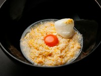 〆の雑炊も感動の味。すっぽんの旨みと滋味が溶け込んだスープに、兵庫産にこまる米、地元の業者が【瓢亭】専用につくるお餅と卵を合わせ、すっぽん雑炊の頂点の味を提供。ひと口ごとに幸福感が高まります。