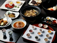 多彩なシーンとニーズに合う、10種のコース料理を用意。2名様からの完全予約制で承ります。
※コースの詳細は「コース」ページをご覧ください。