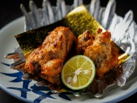 クセになる香ばしさと旨み！揚げたての熱々をどうぞ。Addictive aroma and flavor! Enjoy freshly fried and piping hot.令人上?的香氣和味道！ 趁熱享用新鮮油炸的美食。