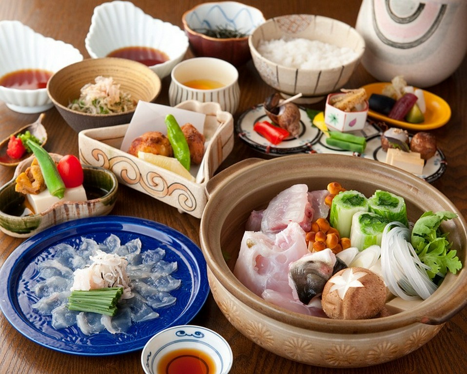 季節料理を会話の肴に。個室席もご用意しております