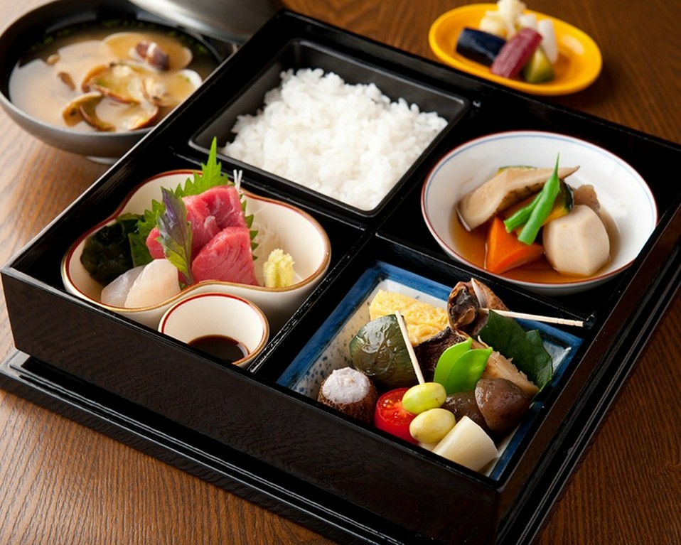 本格日本料理店「季節料理　根本」。豊富なお酒と共にどうぞ