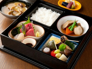 ランチタイムは、「800円」より愉しめる定食もございます