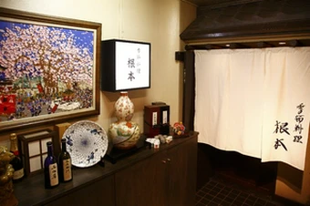 美しい夜桜を眺めながら、ゆっくり食事をお楽しみください