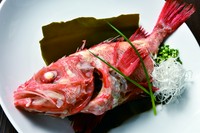 北海道を代表するお魚「きんき」を昆布の出汁だけで煮た湯煮。煮付けもご用意しておりますが、当店では湯煮をおすすめしております。絶品です！　是非一度ご賞味下さい。