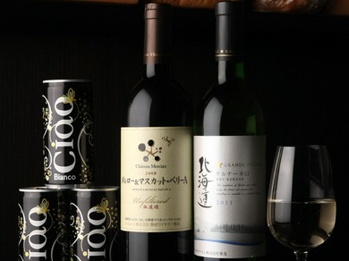 各地から取り寄せるこだわりのワイン